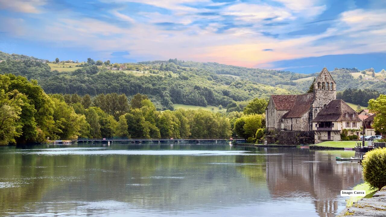 4. Beaulieu-sur-Dordogne (Corrèze, Nouvelle-Aquitaine) Situated along the Dordogne River, Beaulieu-sur-Dordogne delights with its Romanesque abbey, riverside charm, and lush green surroundings. The village’s serene atmosphere feels like stepping into a centuries-old French postcard. (Image: Canva)