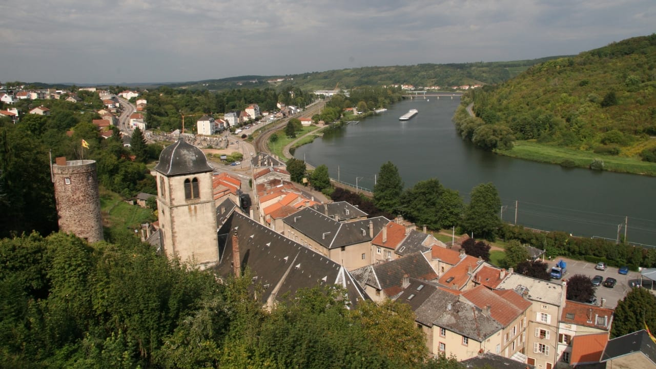 6. Sierck-les-Bains (Moselle, Grand-Est) This border village offers a fascinating Franco-Germanic heritage, a majestic medieval castle, and cobbled streets. Sierck-les-Bains combines history, scenic views, and quiet village life for a cultural escape. (Image: Wikipedia)