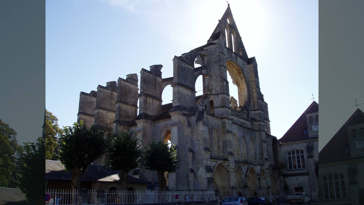 9. Longpont (Aisne, Hauts-de-France) Home to a remarkable Gothic abbey and surrounded by lush greenery, Longpont impresses with its history, medieval charm, and serene atmosphere, perfect for leisurely exploration and photography. (Image: Wikipedia)