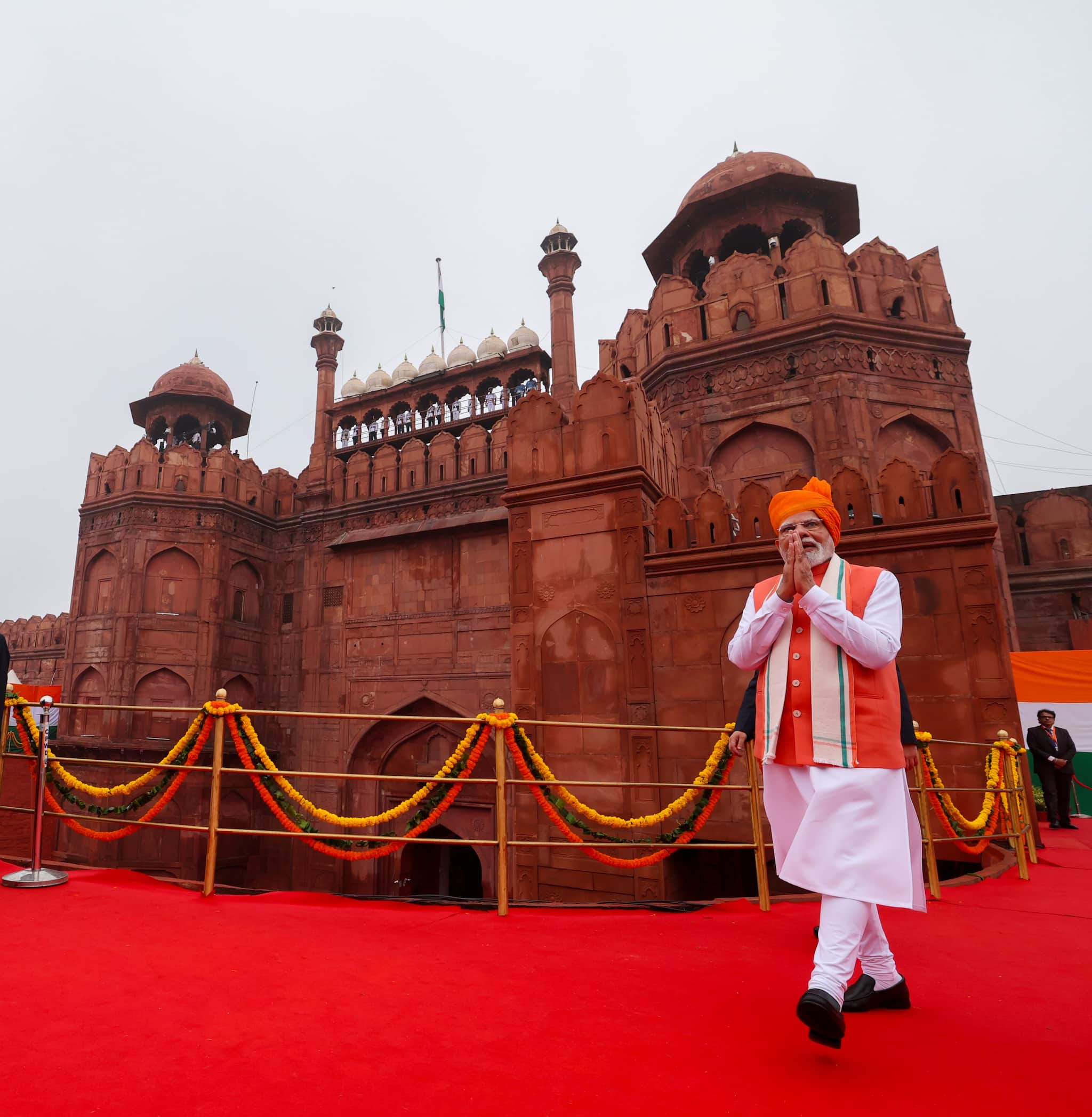The celebrations began with PM Modi paying floral tribute to Mahatma Gandhi at Rajghat. Upon arriving at the Red Fort, he received a Guard of Honour before hoisting the national flag. The celebrations began with PM Modi paying floral tribute to Mahatma Gandhi at Rajghat. Upon arriving at the Red Fort, he received a Guard of Honour before hoisting the national flag.