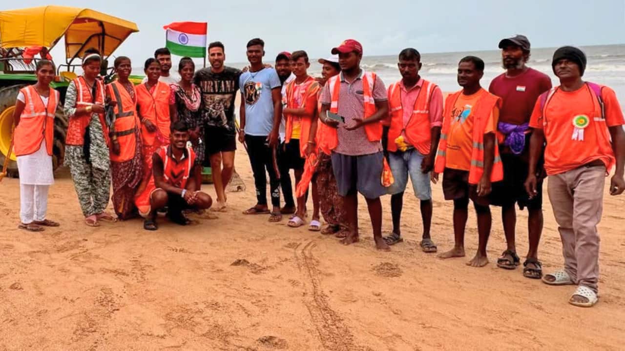 Akshay Kumar celebrates Independence Day with ‘everyday heroes’: 'Freedom feels brighter when we care...'