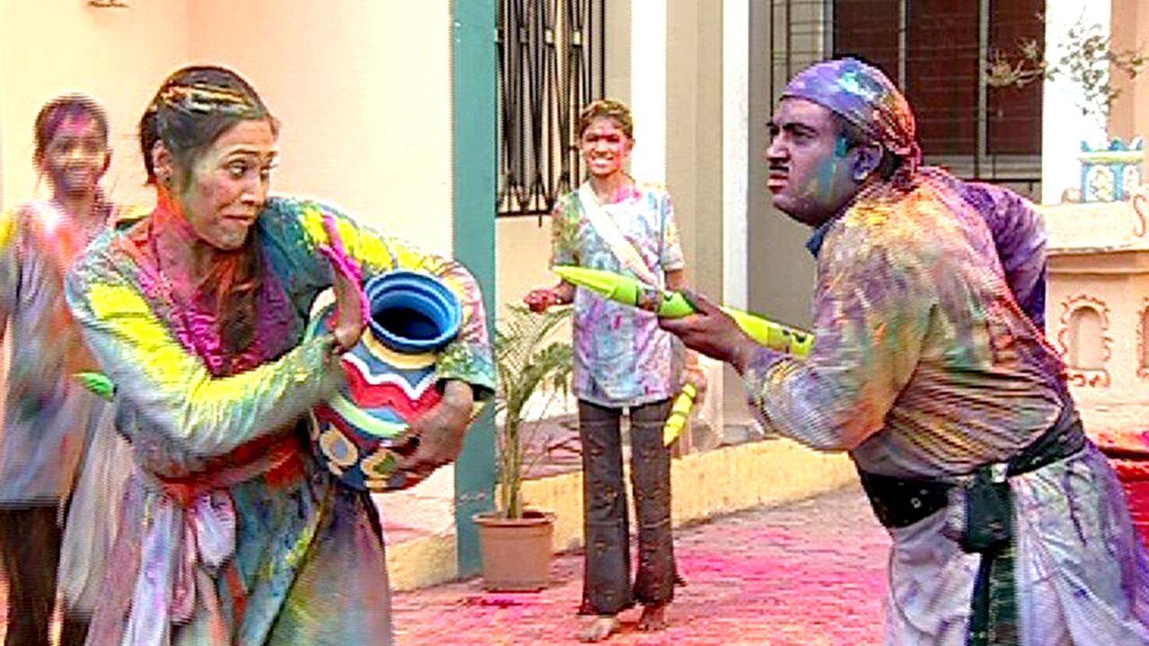 The Holi Celebration Episodes Daya Ben’s excitement for festivals, particularly Holi, is unmatched. Her eagerness to smear colors on Jethalal, along with her unique dance moves and playful teasing, makes for hilarious and heartwarming moments. These special episodes highlight her lively and cheerful personality, bringing endless entertainment to fans.