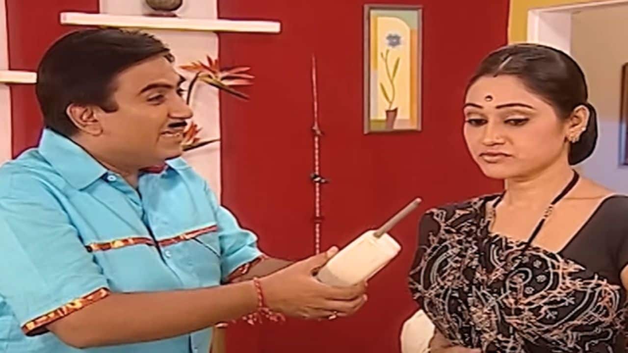 Daya’s Silent Vow (Maun Vrat) This is one of the most unforgettable episodes, where Daya Ben, in a fit of anger, decides to observe maun vrat (a vow of silence). Her sudden silence throws Gokuldham Society into complete disarray, especially Jethalal, who is usually irritated by her non-stop chatter. Ironically, he soon realizes how much he misses her constant talking and expressive nature. The episode beautifully balances humor and heartfelt moments, showcasing the special connection between Jethalal and Daya. Fans loved how it highlighted their love-hate dynamic in a hilarious yet touching way.