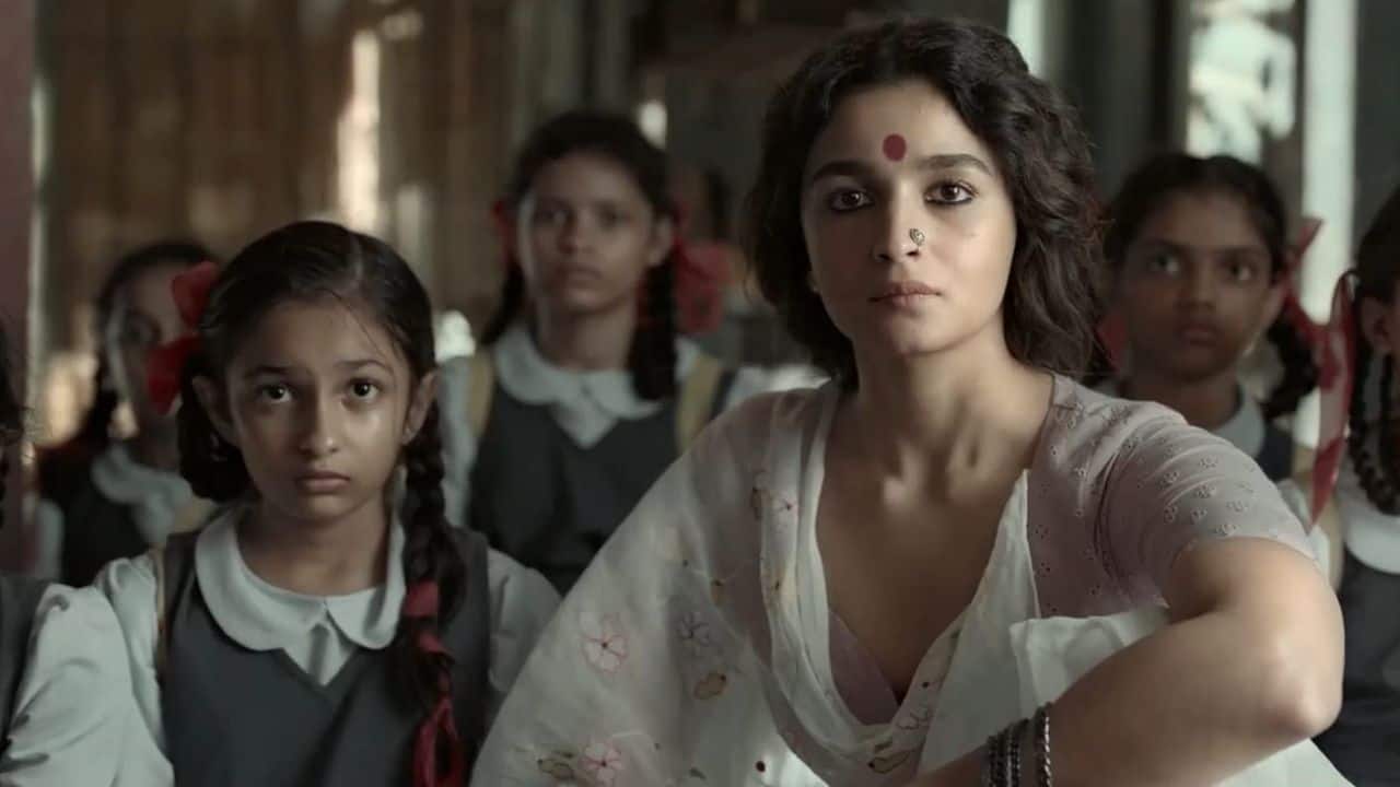 Deepika Padukone - Piku While not a traditional role, Deepika's bindi in Piku was a key part of her character's realistic look. As a modern, independent woman, her bindi symbolized her connection to her roots and her strong sense of identity. It was a subtle yet powerful detail that underscored her character's confident and grounded personality.