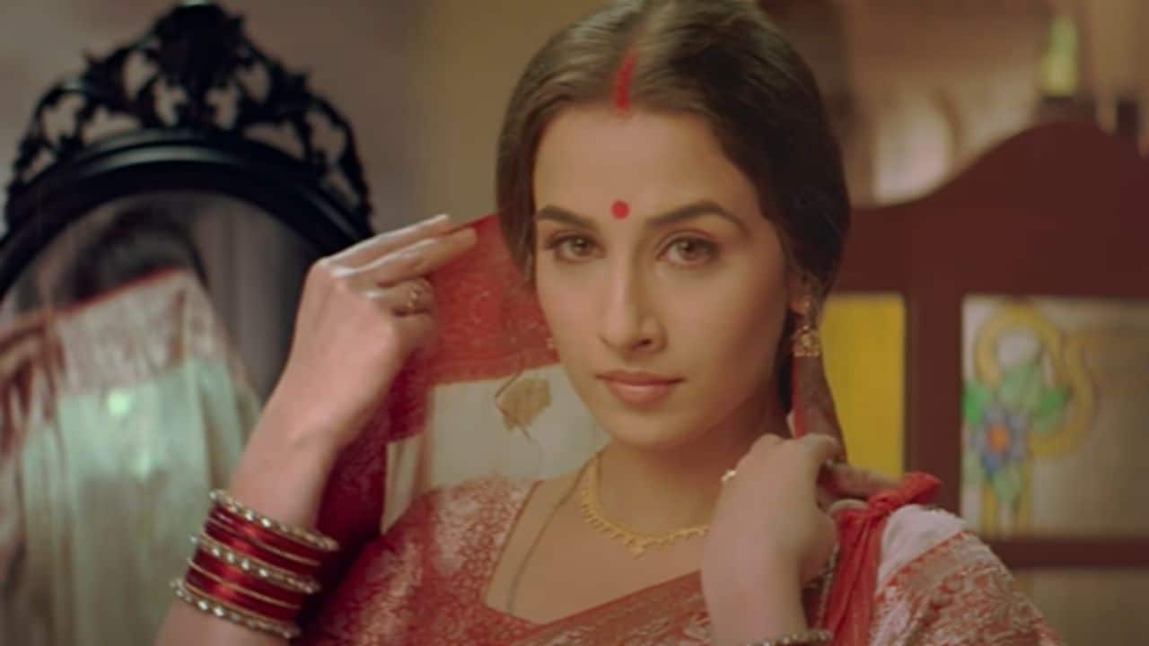 Vidya Balan – Parineeta Vidya Balan's bindi look in Parineeta is celebrated as a moment of exceptional grace on screen. Her appearance, which was both gentle and authoritative, perfectly captured the quiet strength of her character. This single element of her look embodied the film's spirit, making her performance the emotional heart of the story
