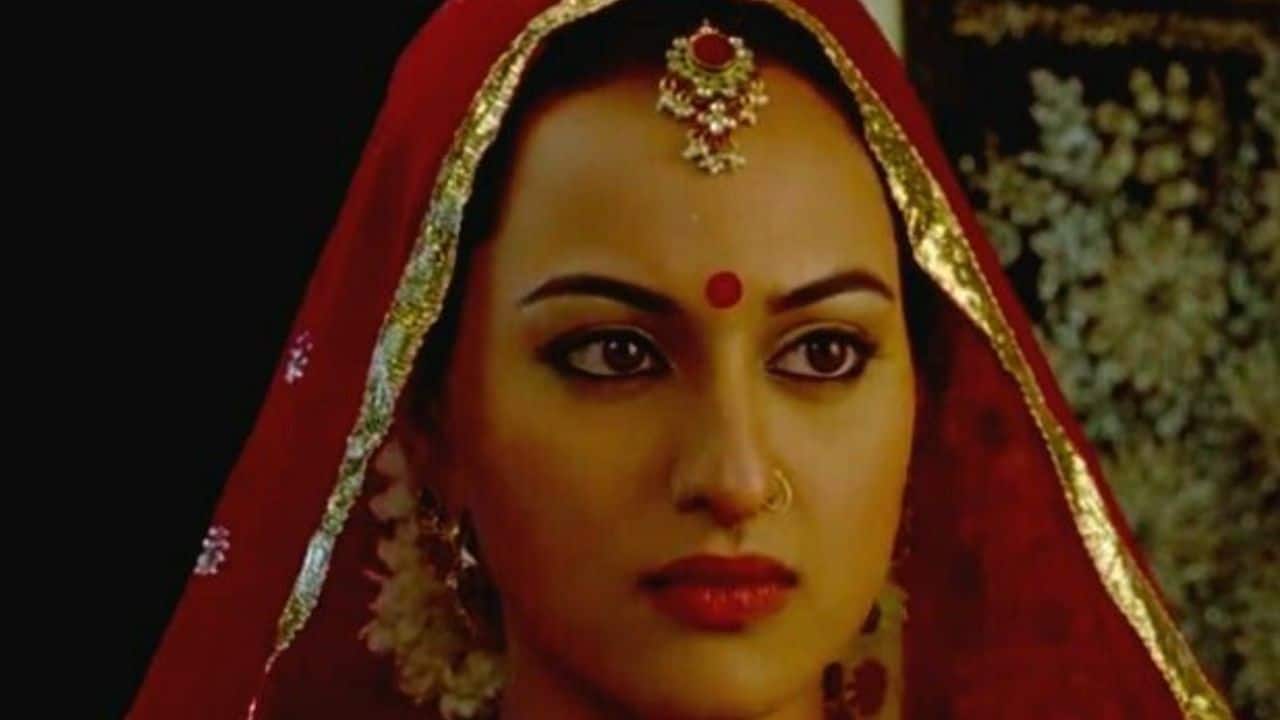 Sonakshi Sinha – Dabangg The bold bindi she wore was more than just an accessory; it was a powerful statement that beautifully blended small-town innocence with an unshakable, fearless confidence. This striking look is instantly iconic—a seamless combination of rustic authenticity, raw energy, and undeniable glamour.Sonakshi Sinha – Dabangg The bold bindi she wore was more than just an accessory; it was a powerful statement that beautifully blended small-town innocence with an unshakable, fearless confidence. This striking look is instantly iconic—a seamless combination of rustic authenticity, raw energy, and undeniable glamour.