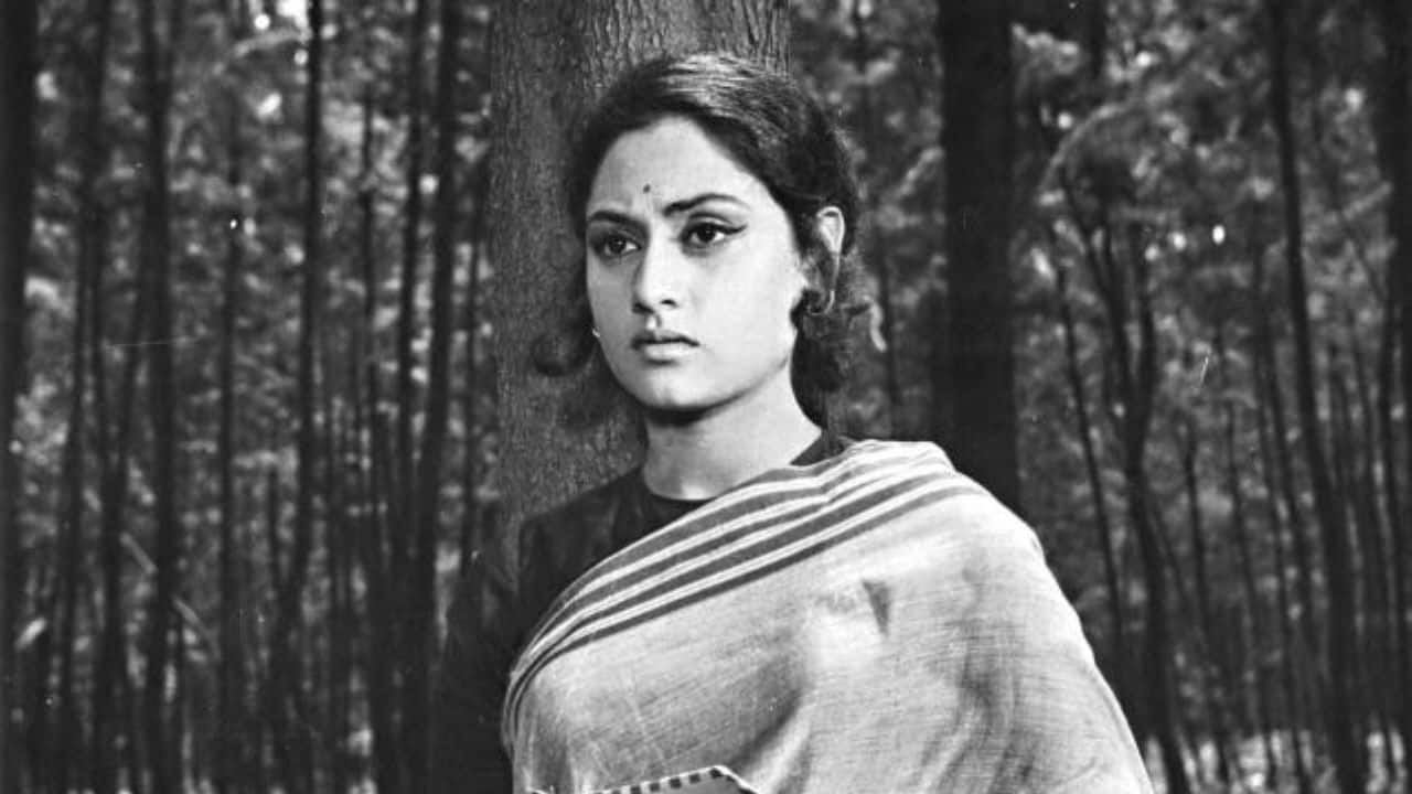 Jaya Bachchan - Guddi In her debut, Jaya Bachchan's innocent and relatable portrayal of a star-struck schoolgirl was endearing. Her small bindi, which grew in size as her character matured, was a subtle yet significant detail. Later, in films like Zanjeer, her bindi became a symbol of her quiet but firm presence, adding depth to her characters.