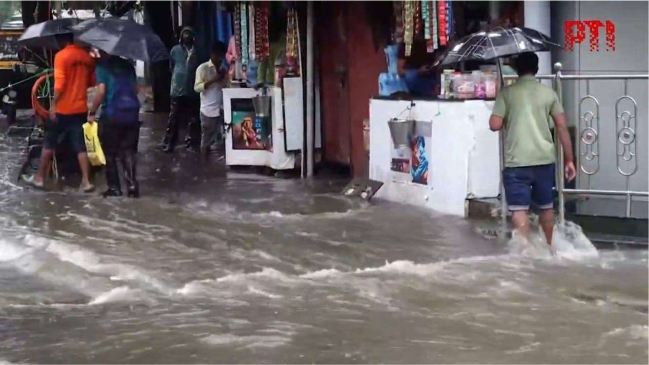 Heavy rains disrupt Mumbai: Flooded streets, stranded kids - See in photos Heavy rains disrupt Mumbai: Flooded streets, stranded kids - See in photos