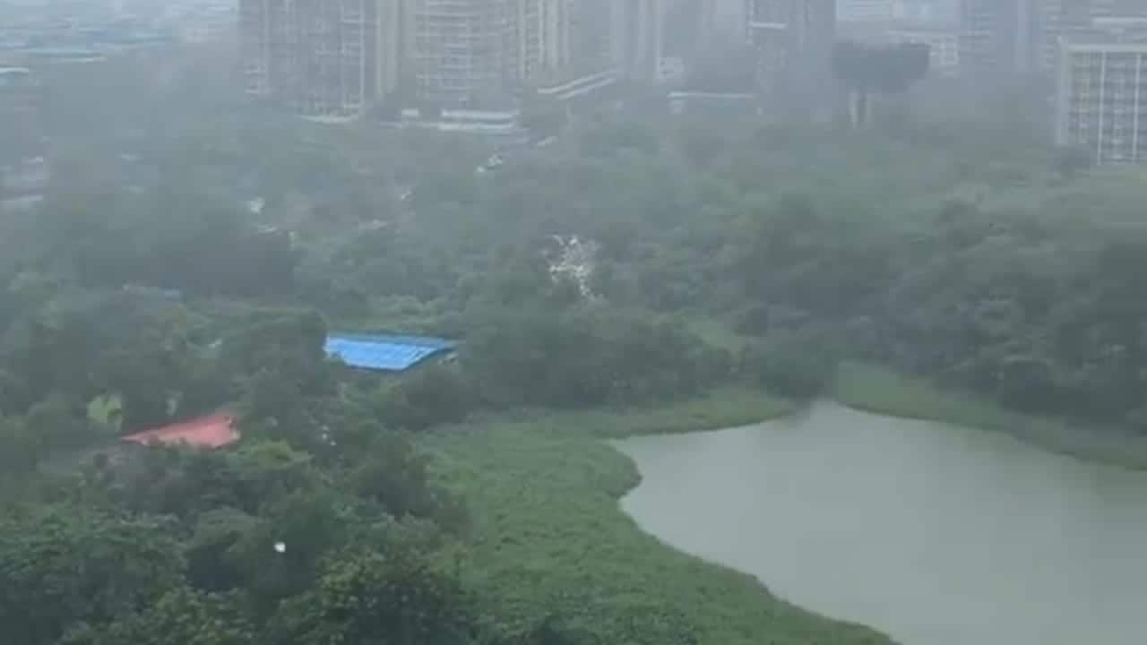 Airlines such as Akasa Air and IndiGo issued advisories for travellers, asking them to keep additional time in hand as some routes leading to the Mumbai airport witnessed traffic congestion. (Photo: X)