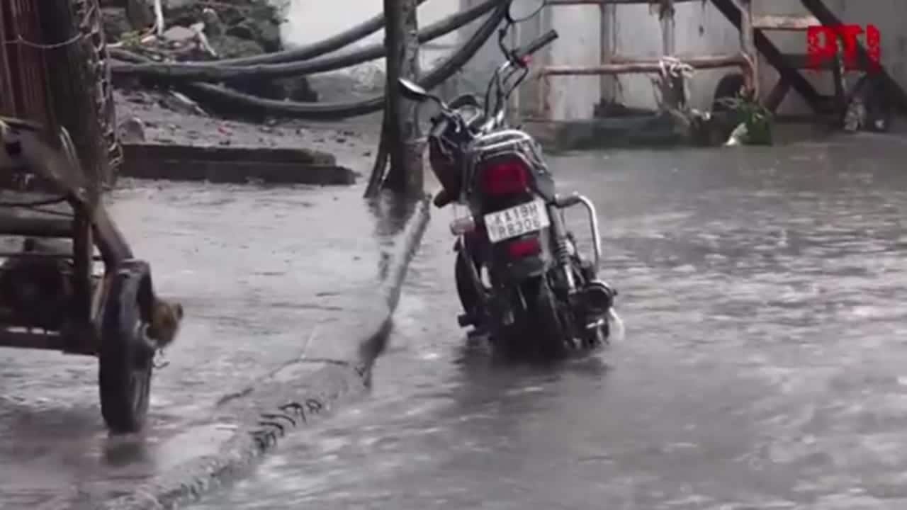 Roads in several areas of the city got inundated after the heavy downpour for the third consecutive day. Some low-lying areas, such as Andheri Subway and Lokhandwala Complex, witnessed water accumulation at a few locations, affecting traffic movement. (Photo: X)
