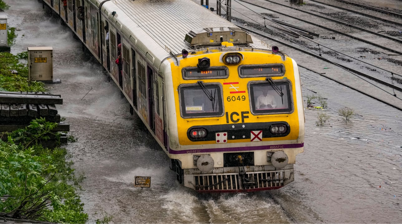 Mumbai: Four-five persons feared trapped as portion of ‘chawl’ collapses in Mankhurd amid rains