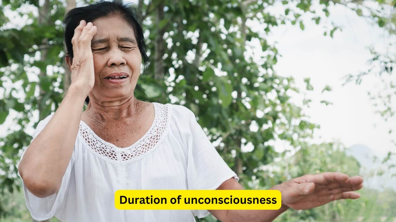 Duration of unconsciousness The duration of unconsciousness of the affected person may also aid in differentiating a seizure from a syncope. The period of unconsciousness in a person who experiences seizures is about a few minutes, whereas it is only a few seconds in the case of syncope.(Image: Canva)   