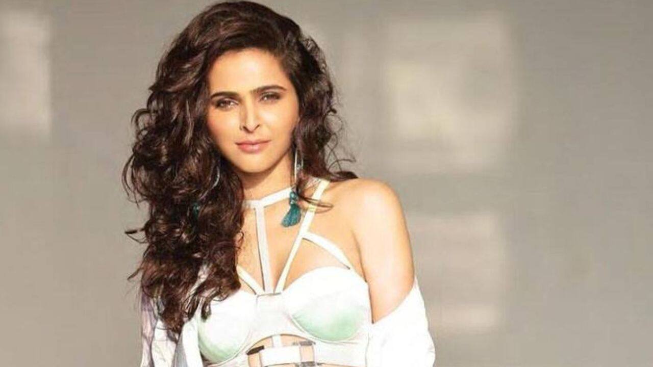 Experience in the Bigg Boss house She added that she didn't regret participating in Bigg Boss 13 and that she gained important knowledge about handling relationships and controlling her rage. Her time in the house was a great experience, although she said it was exhausting. Experience in the Bigg Boss house She added that she didn't regret participating in Bigg Boss 13 and that she gained important knowledge about handling relationships and controlling her rage. Her time in the house was a great experience, although she said it was exhausting.