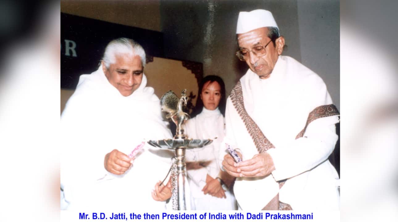 Basappa Danappa Jatti (1912–2002): Popularly known as BD Jatti, he was India’s fifth Vice President (1974–1979) and served as Acting President from February to July 1977 during a crucial political transition. Born in Bijapur, Karnataka, to Danappa Jatti, he pursued BA, LLB before entering public life. Starting as a legislator and later Chief Minister in the princely state of Jamkhandi, he went on to hold ministerial roles in Bombay and Mysore States, including Finance, Food, Health, and Labour. He also chaired the Mysore State Land Reforms Committee. His distinguished career included terms as Lt Governor of Pondicherry (1968–1972) and Governor of Odisha (1972–1974). Remembered for his simplicity, integrity, and commitment to public service, Jatti played a steadying role in Indian politics. Married to Sangamma. (Image: Wikimedia Commons)