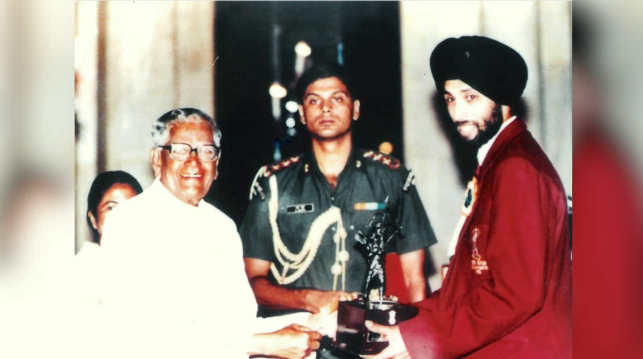 Ramasamy Venkataraman (1910–2009): Widely known as R Venkataraman, he was India’s seventh Vice President (1984–1987) and later served as the eighth President (1987–1992). Born in Rajamadam, Tamil Nadu, to K Ramaswami Iyer, he held degrees in MA, BL and Doctorate of Laws, and received honorary doctorates from several universities. A freedom fighter honoured with the Tamra Patra, he began his public life in the Madras Legislature before serving in the Provisional Parliament and Lok Sabha. He held key portfolios in the Madras Government (Industries, Labour, Cooperation, Power, Transport) and at the Centre (Finance, Defence). Internationally, he served on the UN Administrative Tribunal (1955–79), becoming its President in 1968. He also chaired cultural and peace institutions like the ICCR and the Indira Gandhi Prize Jury. Recipient of numerous honours, including Sat Seva Ratna by the Kanchi Sankaracharya, Venkataraman is remembered as a statesman who combined administrative acumen with a deep commitment to public service. Married to Janaki Venkataraman. (Image: President Venkataraman presenting the Arjuna award in 1990 | Wikimedia Commons)