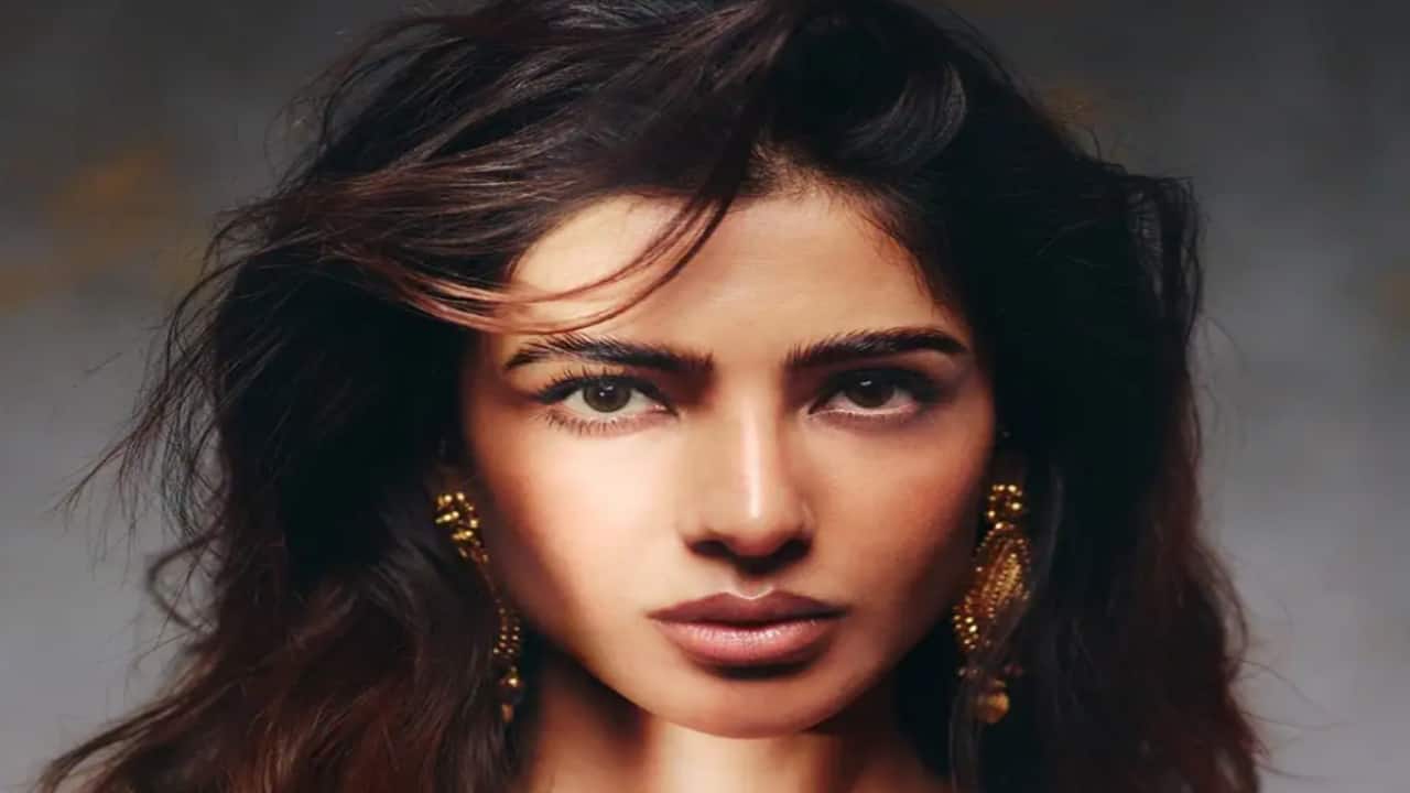 Samantha looks absolutely stunning in a recent photo shoot, dons’ gold jewellery like a goddess