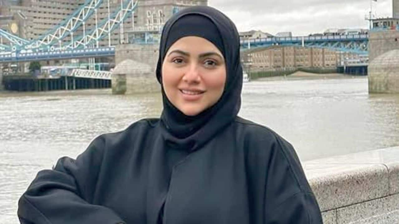 Embracing Modesty Post-retirement, Sana adopted a modest lifestyle, choosing to wear hijab and abayas. Her sartorial transformation symbolised her inner change, and she often shares glimpses of her modest fashion looks on Instagram, inspiring her followers. Embracing Modesty Post-retirement, Sana adopted a modest lifestyle, choosing to wear hijab and abayas. Her sartorial transformation symbolised her inner change, and she often shares glimpses of her modest fashion looks on Instagram, inspiring her followers.