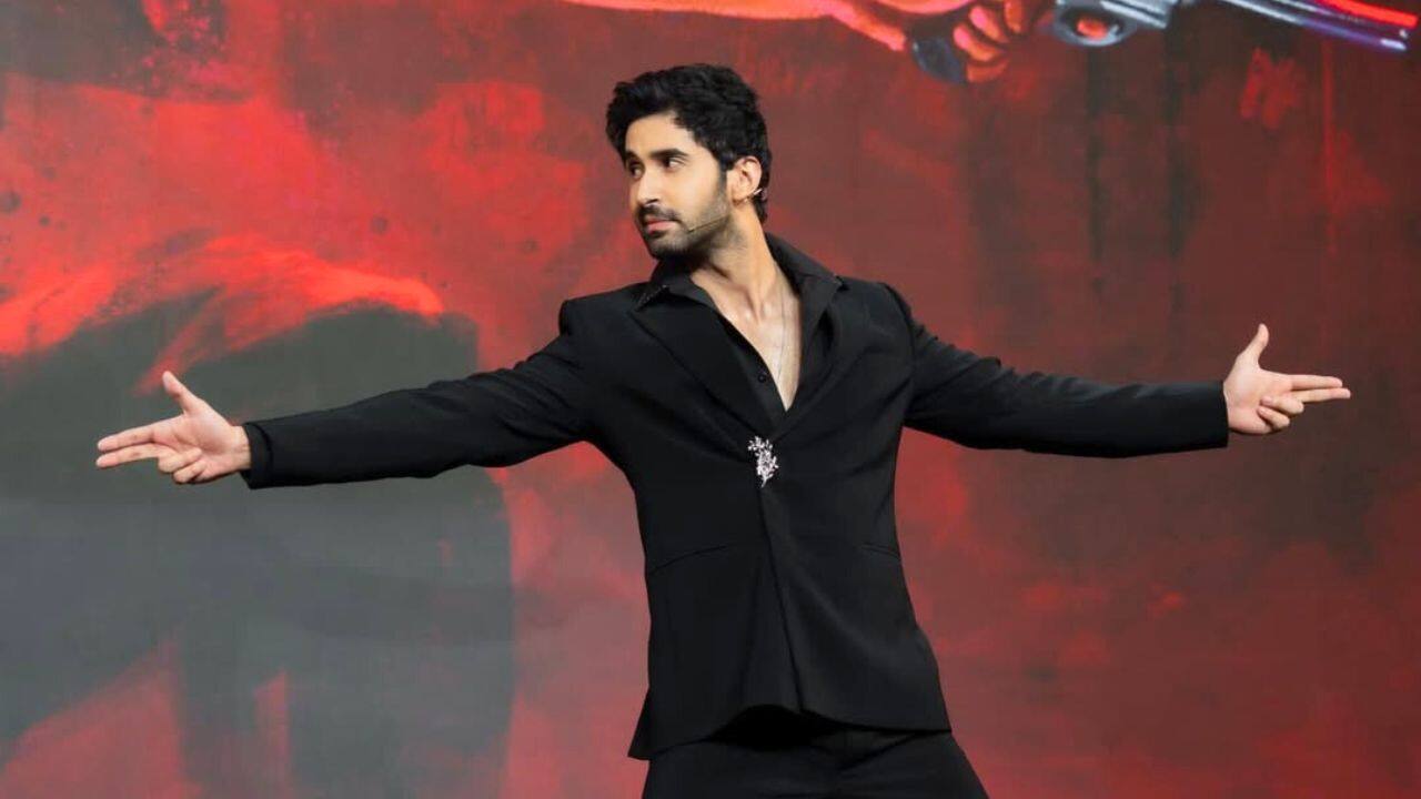 Lakshya as Asmaan Singh Adding to the excitement of The Bads of Bollywood's preview, actor Lakshya (set to play Aasmaan Singh) shared a memorable moment with Shah Rukh Khan. On stage, Lakshya requested a demonstration of SRK's famous open-arms pose. Playfully obliging, Shah Rukh Khan added a nostalgic twist from Karan Arjun, creating a fantastic fan moment.