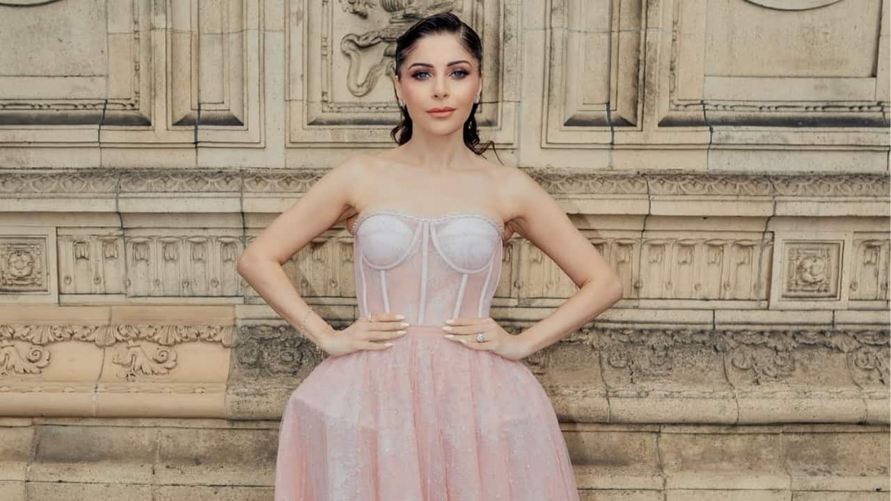 Kanika Kapoor married at the age of 18 and moved to London At just 18, Kanika Kapoor’s marriage was arranged with NRI doctor Raj Chandok, after which she moved to London. Despite her passion for music, she shifted focus to family life and became a mother of three—two daughters, Aayana and Samara, and a son, Yuvraaj. Her early marriage meant putting her musical dreams on hold. While she lived a comfortable life abroad, Kanika often expressed that she felt restricted from pursuing her ambitions. Her story reflects the challenges many women face when personal commitments clash with career aspirations, especially in conservative families and arranged marriages.