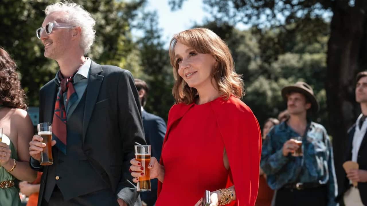 Star ensemble The season stars Lily Collins alongside Philippine Leroy-Beaulieu, Ashley Park, Lucas Bravo, Samuel Arnold, Bruno Gouery, William Abadie, Lucien Laviscount, Eugenio Franceschini, Minnie Driver, Bryan Greenberg, and more, under the creative vision of Darren Star.