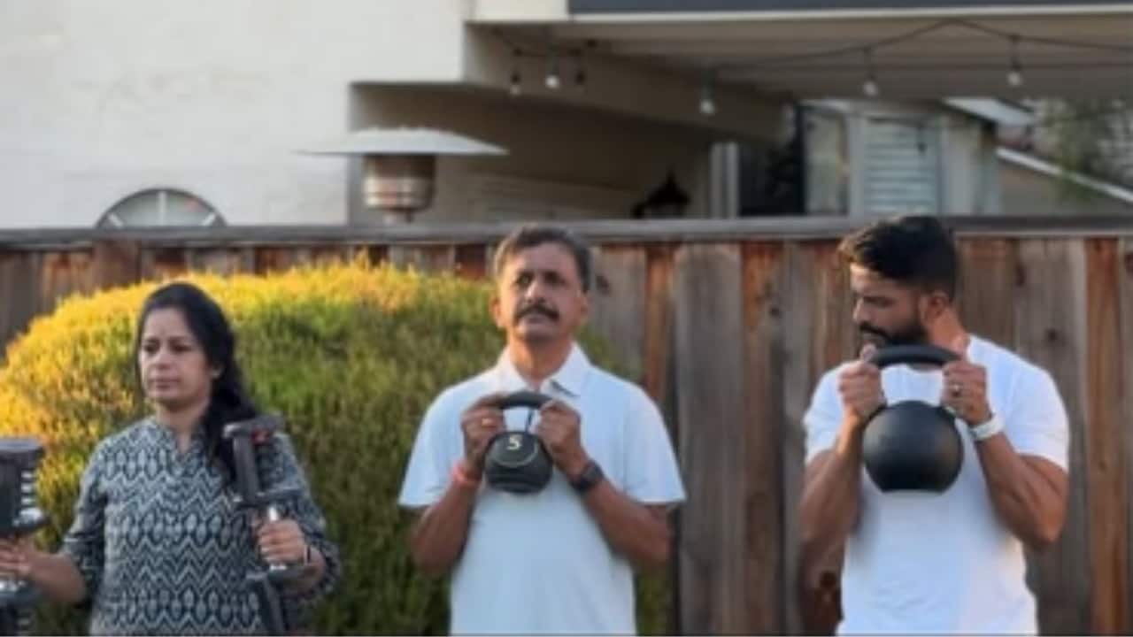 Fitness coach makes his old parents lift weights, even doctors are shocked by the results