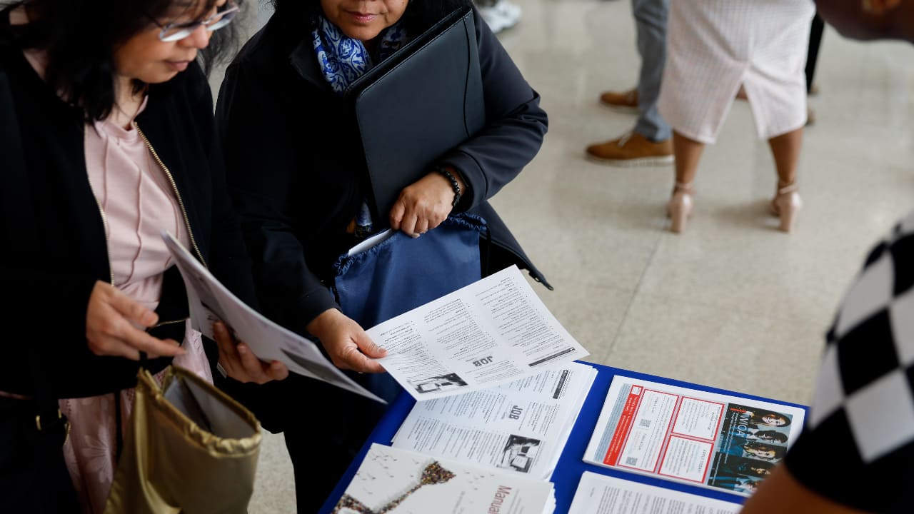 US jobless claims rise, adding to signs of slowing labour market