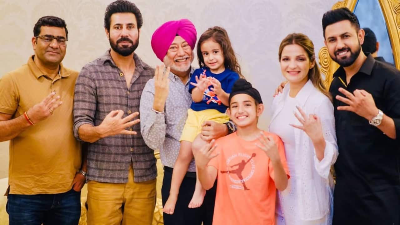 Binnu Dhillon Another Carry On Jatta co-star of Jaswinder Bhalla, Binnu Dhillon, paid a tribute to him. He penned that he had lost not only a great artist but also a dear friend, a big brother, and a guide. He remembered that Jaswinder Bhalla ji had not only made everyone laugh but had also taught them to live the truths of life with laughter. He said that laughter had turned into tears, but the memory of Bhalla Sahib could never be erased from their hearts. Binnu Dhillon Another Carry On Jatta co-star of Jaswinder Bhalla, Binnu Dhillon, paid a tribute to him. He penned that he had lost not only a great artist but also a dear friend, a big brother, and a guide. He remembered that Jaswinder Bhalla ji had not only made everyone laugh but had also taught them to live the truths of life with laughter. He said that laughter had turned into tears, but the memory of Bhalla Sahib could never be erased from their hearts.