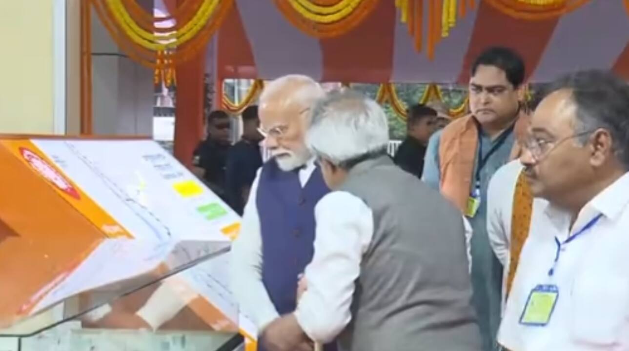 'Centre's welfare funds looted, spent on Trinamool cadre': PM Modi bats for 'poriborton' in Bengal