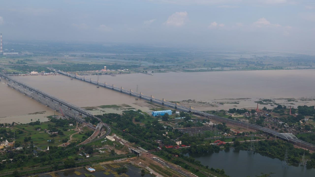The Aunta–Simaria bridge is more than just a transport link; it is a symbol of Bihar’s growing infrastructure narrative. By connecting North and South Bihar, it reduces travel time, improves trade efficiency, and opens new avenues for economic growth and regional development. For communities on both sides of the Ganga, the bridge represents progress, connectivity, and the promise of a brighter future. (Image: PIB)