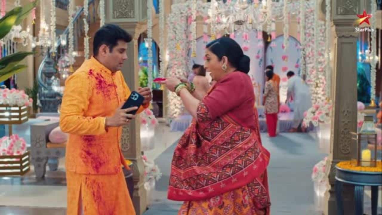 Smriti Irani and Amar Upadhyay recreate their iconic vermilion scene from Kyunki Saas Bhi Kabhi Bahu Thi after 25 years
