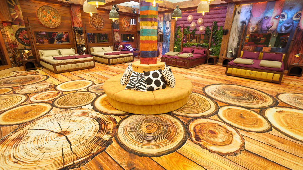 The Bedroom In contrast to the noisier communal areas, the bedroom provides softer, retro colours. But there's a twist in the design, no single beds. Only doubles and a three-person bed are on offer, so contestants have to share. The bedroom setting will have awkwardness and rivalries, so even sleep will be a strategic and emotional obstacle. The Bedroom In contrast to the noisier communal areas, the bedroom provides softer, retro colours. But there's a twist in the design, no single beds. Only doubles and a three-person bed are on offer, so contestants have to share. The bedroom setting will have awkwardness and rivalries, so even sleep will be a strategic and emotional obstacle.