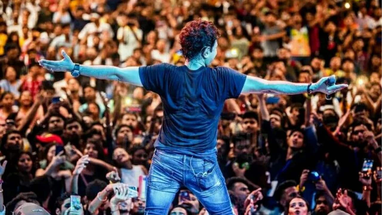 The Underdog Who Never Chased Awards  Despite his incredible career, KK won only one major award — the Best Playback Singer for Khuda Jaane from Bachna Ae Haseeno. In an industry where awards are often linked with recognition, KK remained unfazed. He once said he never sang for trophies or fame — he sang because he loved music. He enjoyed being the underdog, someone who didn’t need the limelight to prove his worth. His songs were his real awards, touching millions of hearts without needing a red-carpet moment.