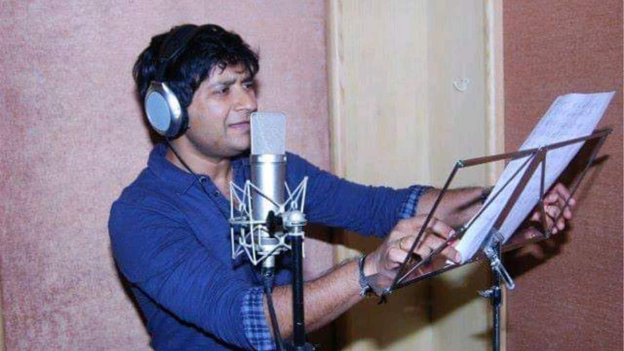 Breakthrough with A.R. Rahman and Bollywood KK’s big moment came when A.R. Rahman gave him a chance to sing Kalluri Saaley and Hello Doctor in Tamil. His unique texture instantly caught attention. Soon, he got his first Bollywood playback song Chhod Aaye Hum Woh Galiyan for the film Maachis in 1996. However, it was the haunting Tadap Tadap Ke from Hum Dil De Chuke Sanam (1999) that changed his life forever. The song turned him into an overnight star. After that, KK became the voice behind countless chartbusters — romantic ballads, peppy tracks, soulful numbers — his versatility knew no bounds.