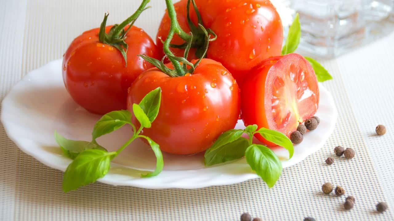 9 amazing benefits of eating raw tomato daily