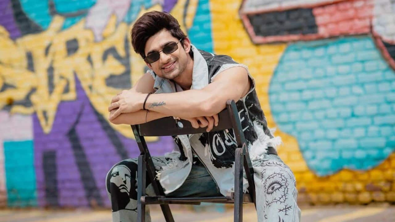 Crowd artist In a podcast, Kumar recounted his humble start as a crowd artist, an uncredited background actor. He worked in films like Udta Punjab and Humpty Sharma Ki Dulhania, but his face remained largely unnoticed.