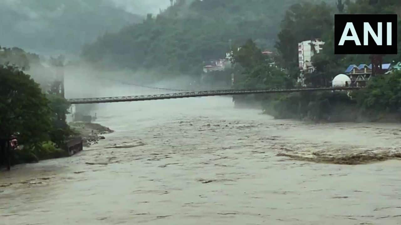 Chandigarh-Manali highway massively damaged - Key sections washed away, tourists take shelter in vehicles