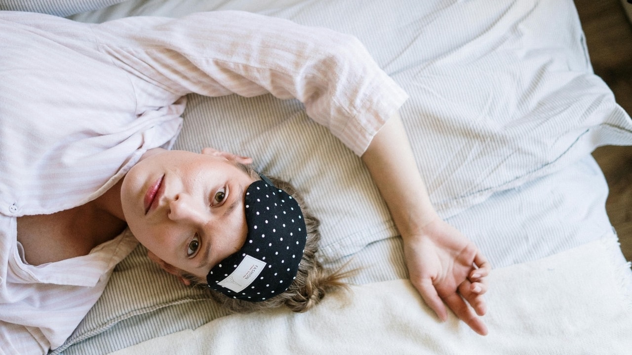 Tired eyes and sleepless nights: How insomnia secretly damages the cornea
