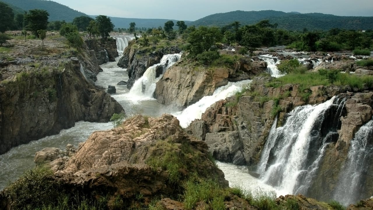 From rocky banks to cascading streams, Hogenakkal Falls promises a weekend escape like no other. (Image: Instagram/@hogenakkal_water_falls)