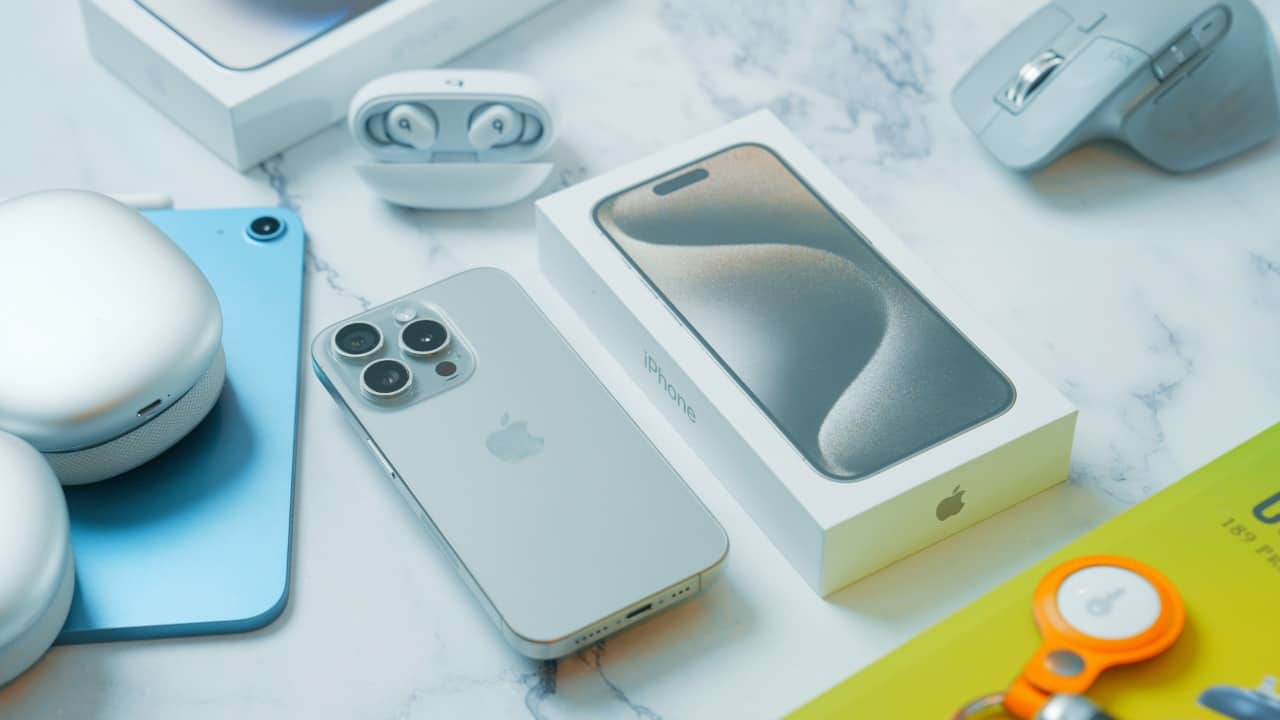 Unpair accessories If you use an Apple Watch or AirPods, unpair them from your old iPhone. This automatically backs up your watch data and makes pairing with the new device hassle-free. Unpair accessories If you use an Apple Watch or AirPods, unpair them from your old iPhone. This automatically backs up your watch data and makes pairing with the new device hassle-free.
