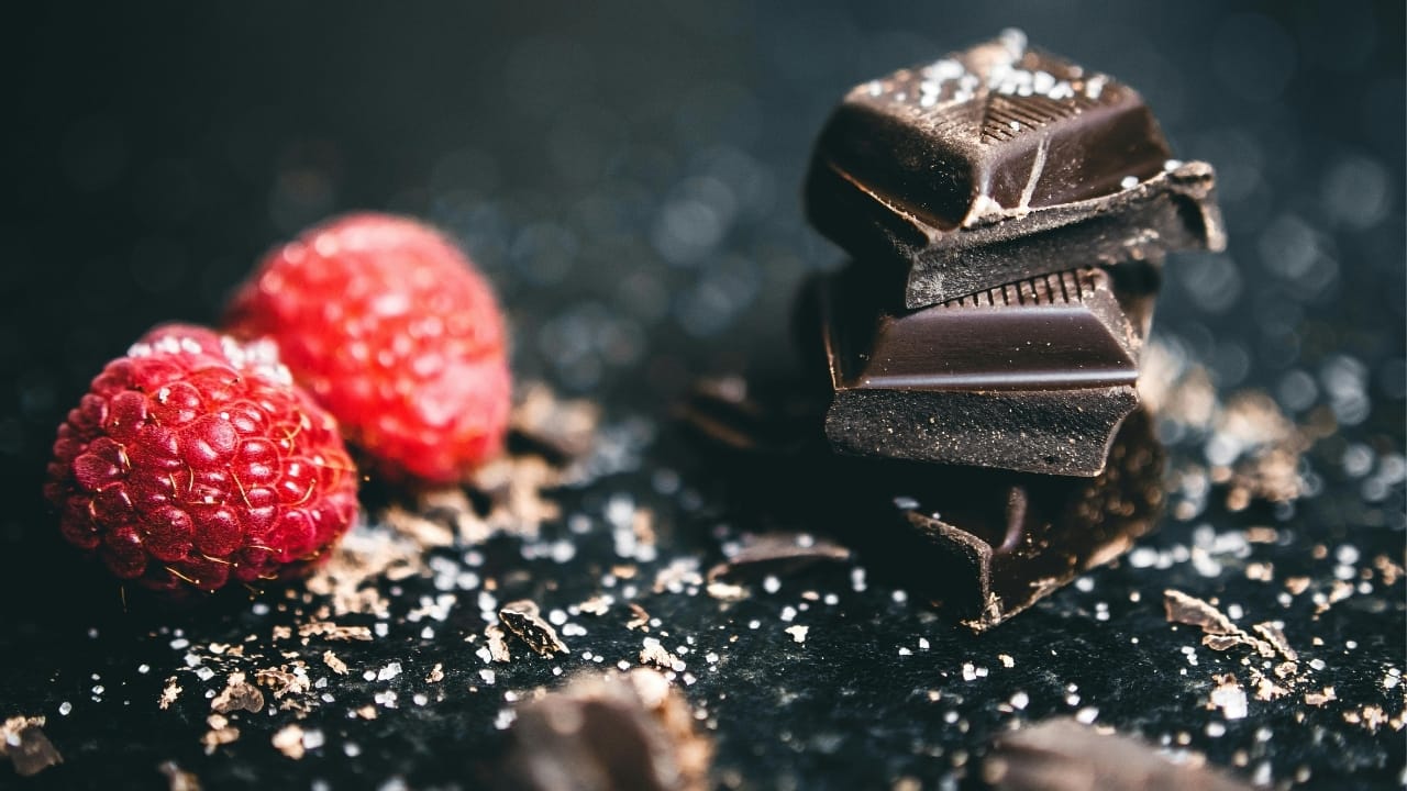 10 health benefits of dark chocolates, best friends of your gut bacteria
