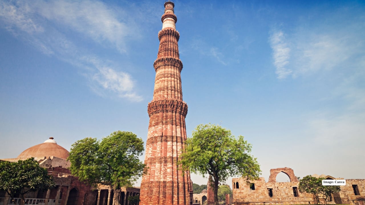2. Qutub Minar, Delhi — Fanaa (2006) Kajol and Aamir’s dreamy romance in “Chand Sifarish” gave the 12th-century Qutub Minar a fresh pop-culture glow. A UNESCO marvel by day, a moonlit wonder by night—pair it with a walk through Mehrauli’s forgotten tombs for your own reel-worthy moment. (Image: Canva)