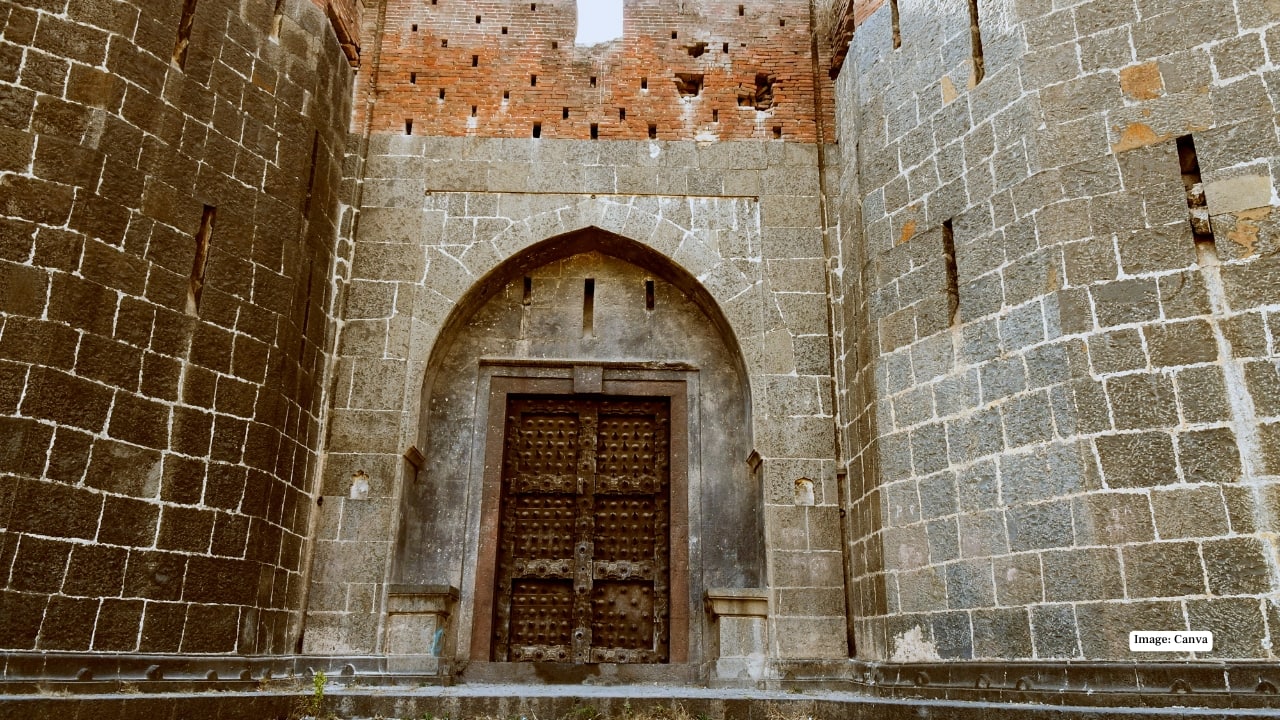 3. Purandare Wada, Pune — Tumbbad (2018) Dark clouds, endless rain, eerie courtyards—Tumbbad’s chilling vibe came alive inside this 18th-century wada near Saswad. Walking through its mossy arches feels like stepping into a horror-fantasy world. Cinephiles call it a pilgrimage spot, but history buffs love it too. (Image: Canva)