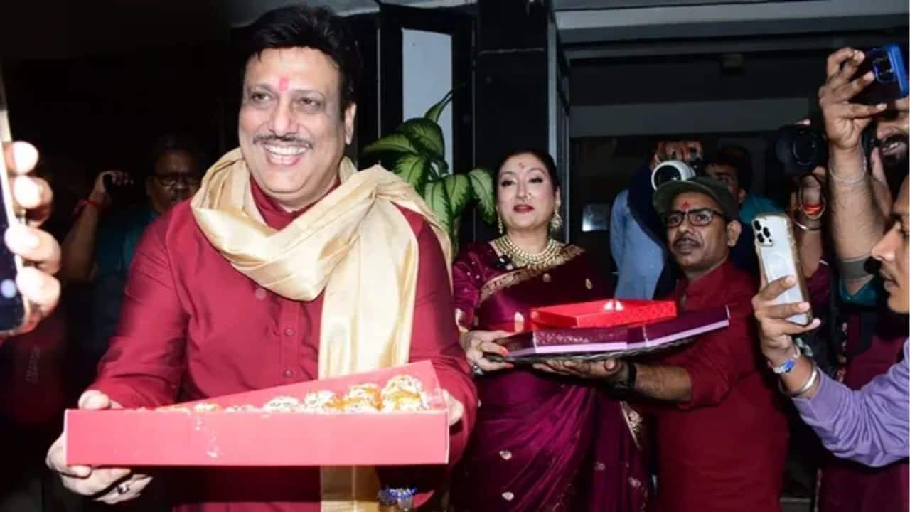 Govinda and Sunita Ahuja Govinda and his wife Sunita Ahuja were all smiles as they welcomed Bappa home. The actor, dressed in maroon with a golden stole, carried sweets to distribute, while Sunita stood by his side. The couple’s joy was evident as fans and photographers joined in the festive cheer. Govinda and Sunita Ahuja Govinda and his wife Sunita Ahuja were all smiles as they welcomed Bappa home. The actor, dressed in maroon with a golden stole, carried sweets to distribute, while Sunita stood by his side. The couple’s joy was evident as fans and photographers joined in the festive cheer.
