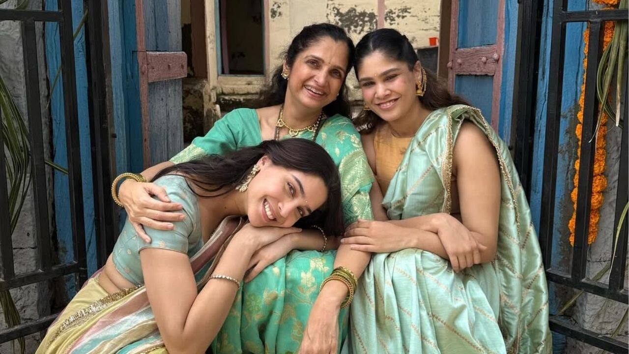 Sharvari Wagh Sharvari Wagh posed with her mother and sister, all dressed in pastel green sarees. The trio looked radiant as they celebrated Ganesh Chaturthi together, capturing the warmth of family bonds during the festive season. Their elegant traditional outfits added to the charm of the occasion. Sharvari Wagh Sharvari Wagh posed with her mother and sister, all dressed in pastel green sarees. The trio looked radiant as they celebrated Ganesh Chaturthi together, capturing the warmth of family bonds during the festive season. Their elegant traditional outfits added to the charm of the occasion.