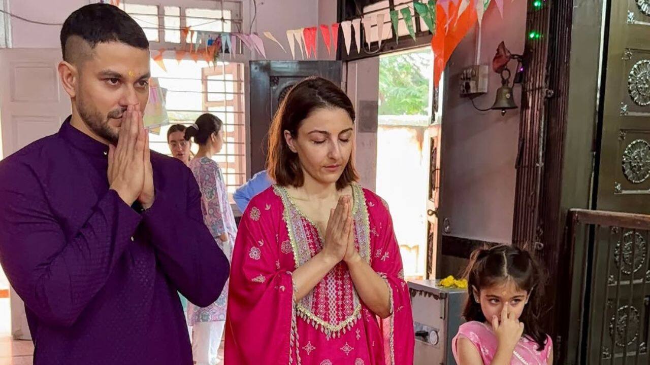 Soha Ali Khan and Kunal Kemmu Soha Ali Khan and Kunal Kemmu offered prayers with their daughter Inaaya. Dressed in festive hues, the family stood in devotion during Ganesh Chaturthi. Inaaya’s innocent expressions added a sweet, candid touch to the heartfelt celebration. Soha Ali Khan and Kunal Kemmu Soha Ali Khan and Kunal Kemmu offered prayers with their daughter Inaaya. Dressed in festive hues, the family stood in devotion during Ganesh Chaturthi. Inaaya’s innocent expressions added a sweet, candid touch to the heartfelt celebration.