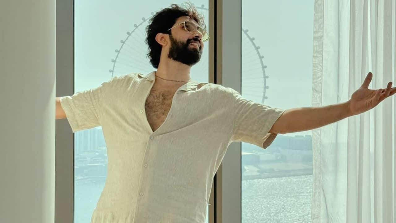 Identity confusion Mallik has shown irritation with his unique identity by humorously and seriously complaining that he is mistaken for other celebs like Armaan Malik, Aditya Roy Kapur, and Vicky Kaushal. Identity confusion Mallik has shown irritation with his unique identity by humorously and seriously complaining that he is mistaken for other celebs like Armaan Malik, Aditya Roy Kapur, and Vicky Kaushal.