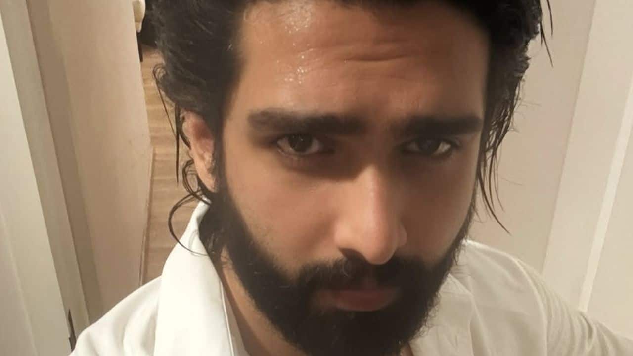 Distance with Armaan Malik He accused his parents of putting a rift between him and his brother, singer Armaan Malik, in the same tweet. The brothers were a single force, he later explained. Distance with Armaan Malik He accused his parents of putting a rift between him and his brother, singer Armaan Malik, in the same tweet. The brothers were a single force, he later explained.