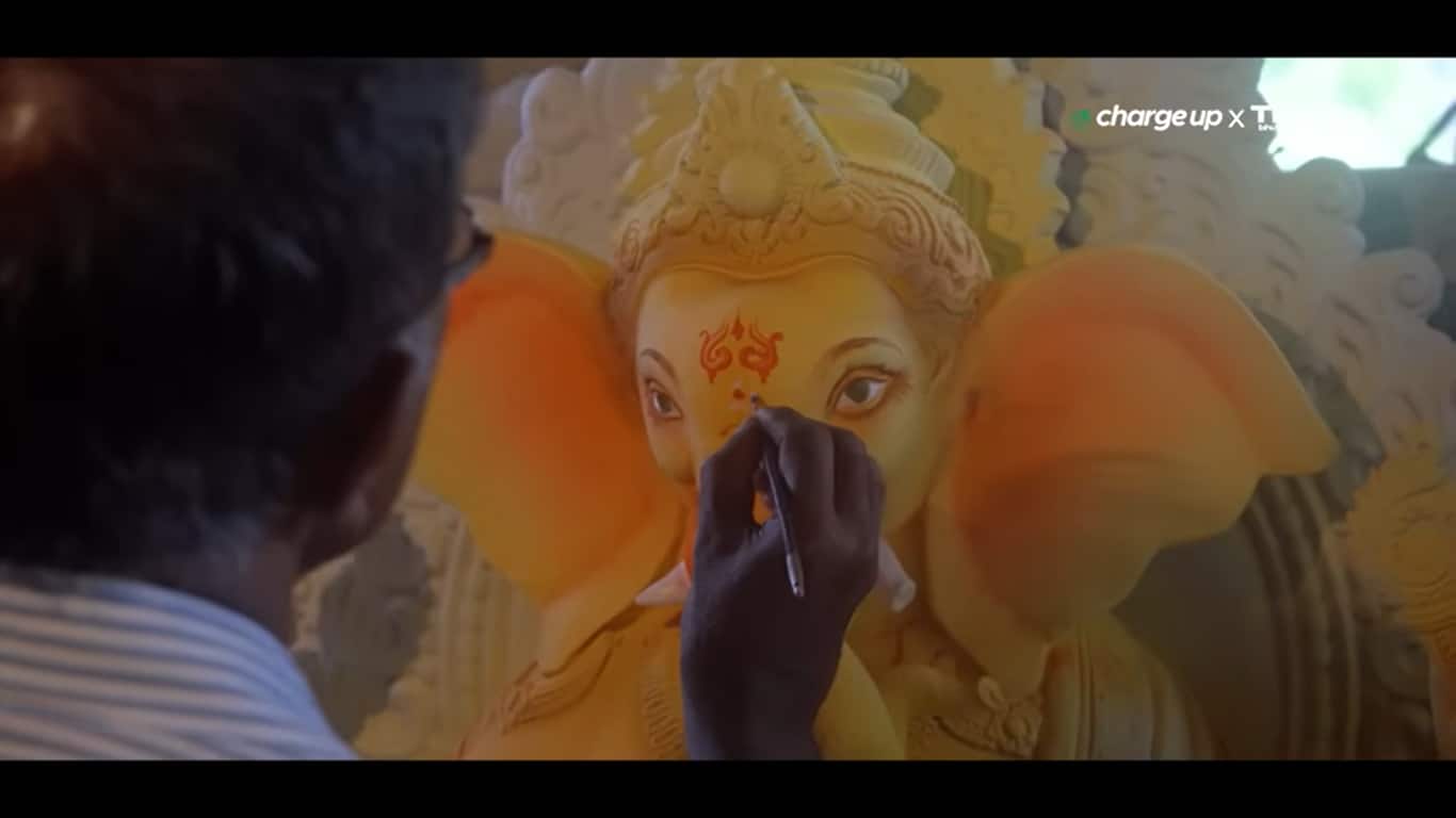 Trilok – Sukhkarta Dukhharta (Reimagined) Ganesh Chaturthi isn’t complete without the iconic aarti “Sukhkarta Dukhharta.” This year, India’s first AI band Trilok gives the classic a refreshing spin, blending tradition with modern beats. The track stays true to its devotional roots while adding a contemporary vibe, perfect for both your festive prayers and playlists.