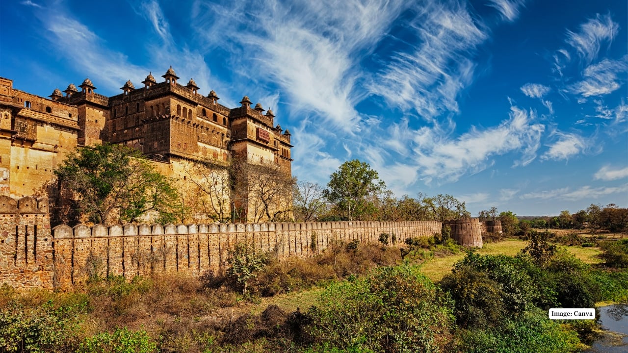 1. Orchha Fort Complex – A Timeless Masterpiece The heart of Orchha is its grand fort complex, housing palaces, temples, and courtyards that echo with Bundela dynasty history, blending Rajput and Mughal styles. (Image: Canva)