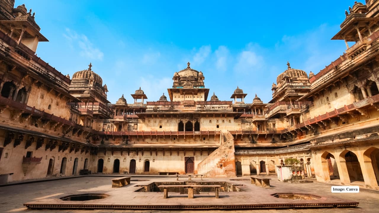 2. Jahangir Mahal – Mughal Grandeur in Central India Built to honor Emperor Jahangir’s visit, this palace stands tall with ornate balconies, arches, and delicate carvings, offering sweeping views of the Betwa River and Orchha town. (Image: Canva)